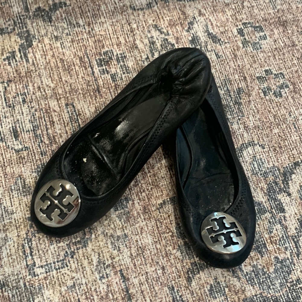 Minnie Leather Logo Travel Ballerina Flats
 (Color-black) (size 8)